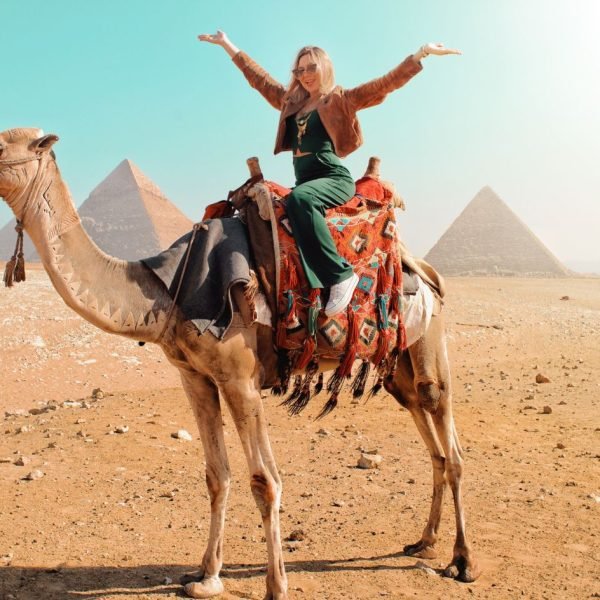 stunning-photos-of-a-tourist-riding-a-camel-in-front-of-the-giza-pyramids